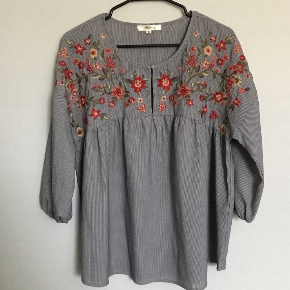 Andrew by UNIT Floral Embroidered Gray 3/4 sleeve Top